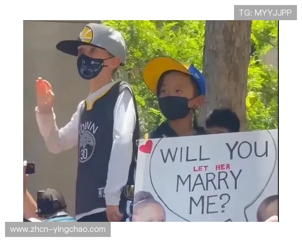 尼斯小球迷举牌支持主队， despite 球队落后感动现场